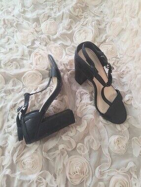 Forever 21 : Black Block Heel Sandals.